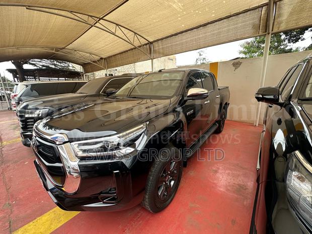 Toyota Hilux 2024 Black · Photo 6