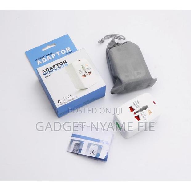 Universal Travel Adapter (2 Usb) · Photo 1