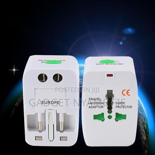 Universal Travel Adapter (2 Usb) · Photo 2