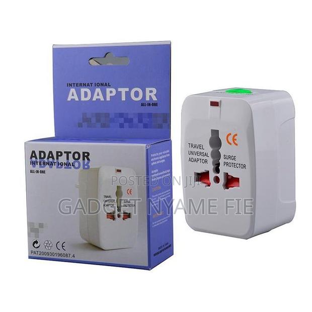 Universal Travel Adapter (2 Usb) · Photo 3