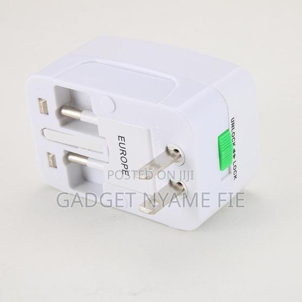 Universal Travel Adapter (2 Usb) · Photo 4