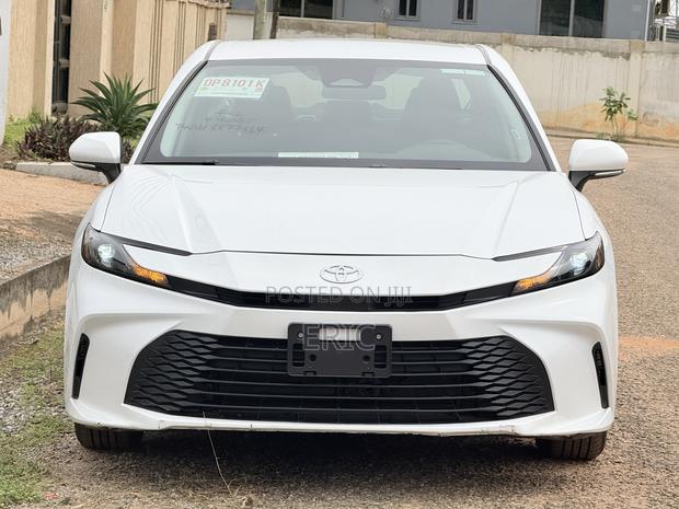 Toyota Camry SE 2025 White · Photo 2
