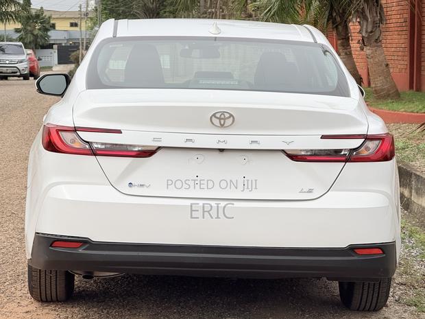 Toyota Camry SE 2025 White · Photo 3