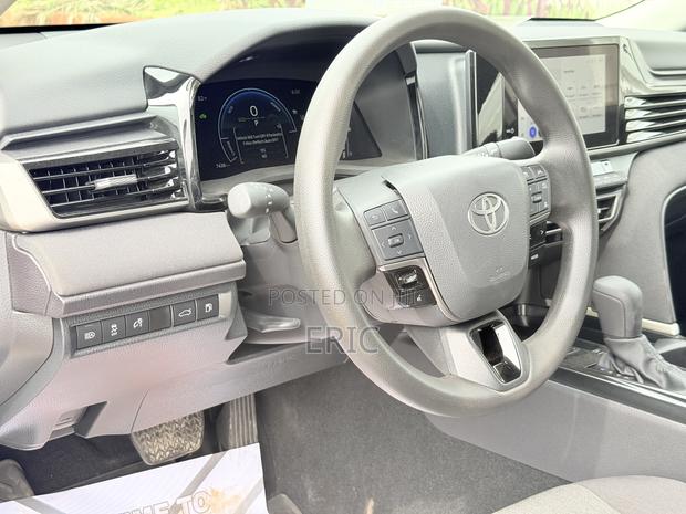 Toyota Camry SE 2025 White · Photo 7