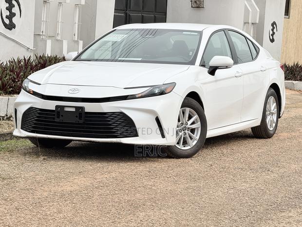 Toyota Camry SE 2025 White · Photo 5