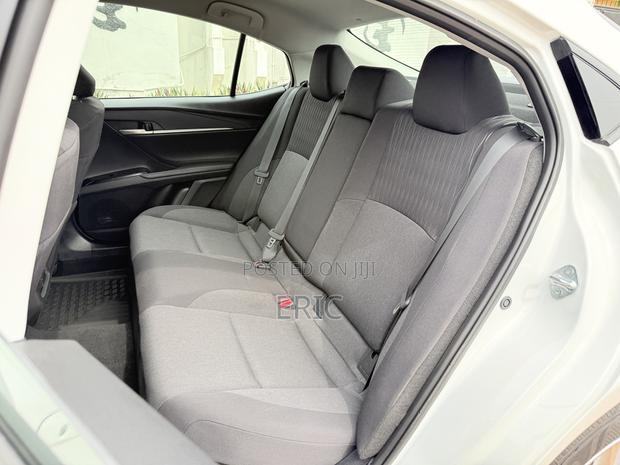 Toyota Camry SE 2025 White · Photo 4