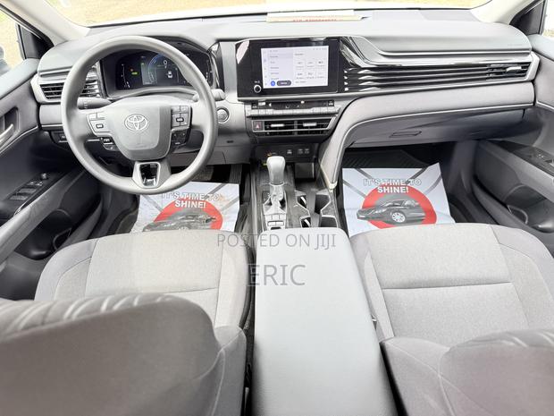Toyota Camry SE 2025 White · Photo 6
