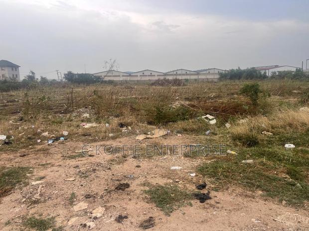 4000 SQM Warehouse on 5.5 Acers Land for Sale at Tema · Photo 2