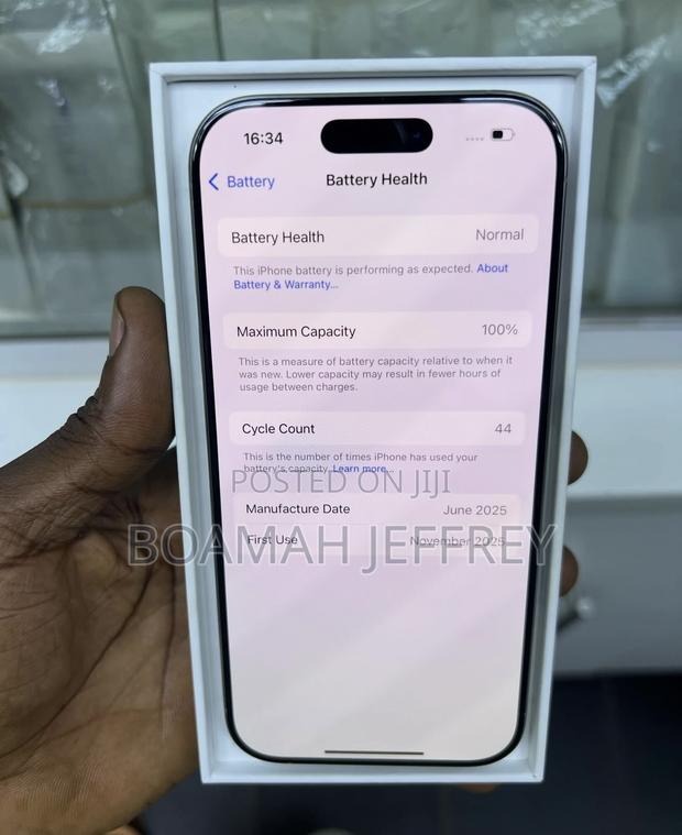 Apple iPhone 16 Pro 128 GB Gray · Photo 3