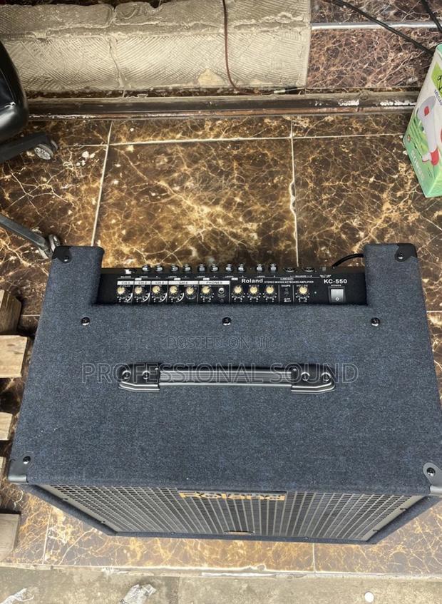 Roland Kc-550 Stereo Mixing Keyboard Amplifier. · Photo 2