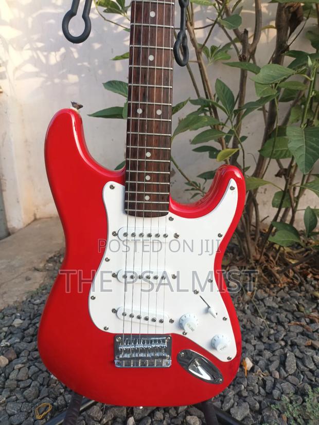 Fender Squier Mini With An Original Padded Bag · Photo 2