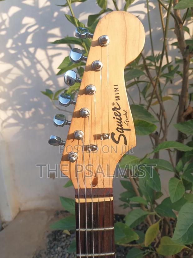 Fender Squier Mini With An Original Padded Bag · Photo 3