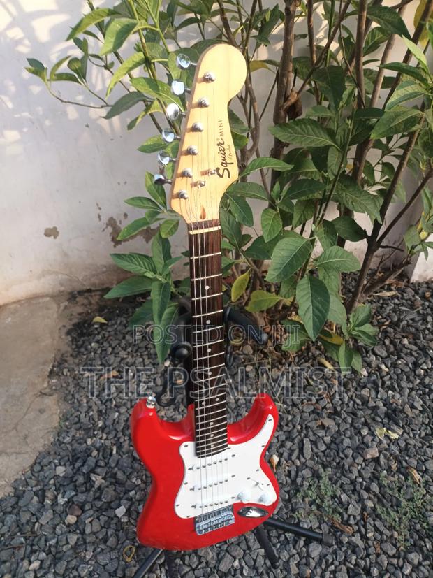 Fender Squier Mini With An Original Padded Bag · Photo 4