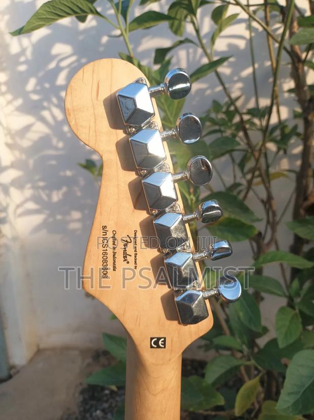 Fender Squier Mini With An Original Padded Bag · Photo 8