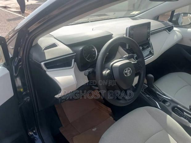 Toyota Corolla LE 2020 Blue · Photo 2