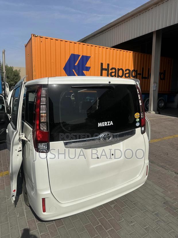 Toyota Voxy 2014 White · Photo 4