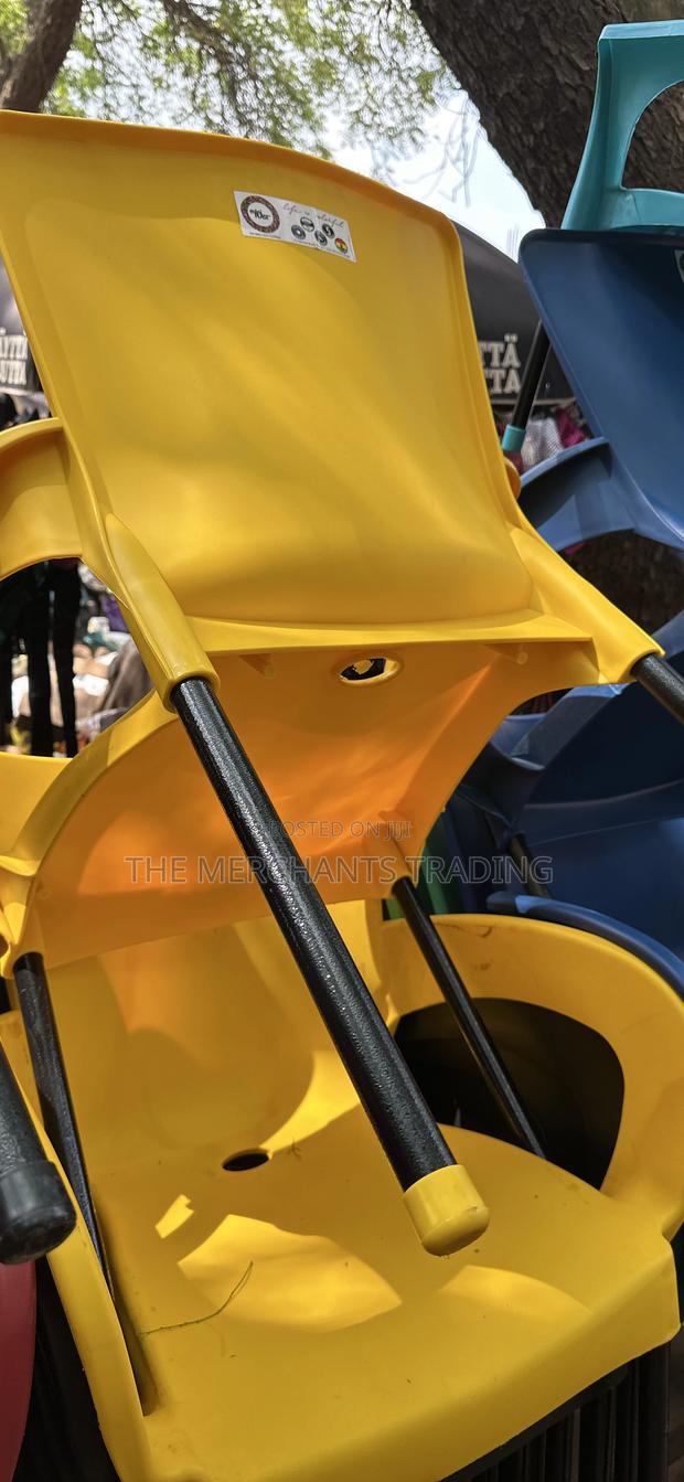 Plastic Chairs With Metal Legs · Photo 4