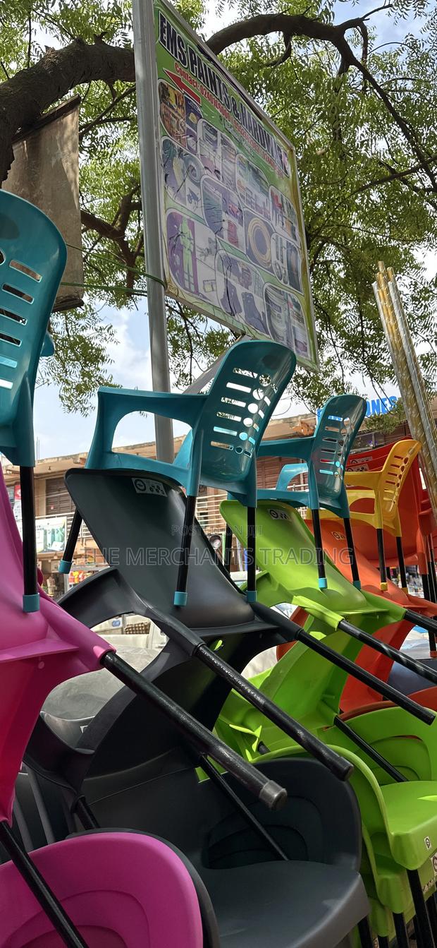 Plastic Chairs With Metal Legs · Photo 7
