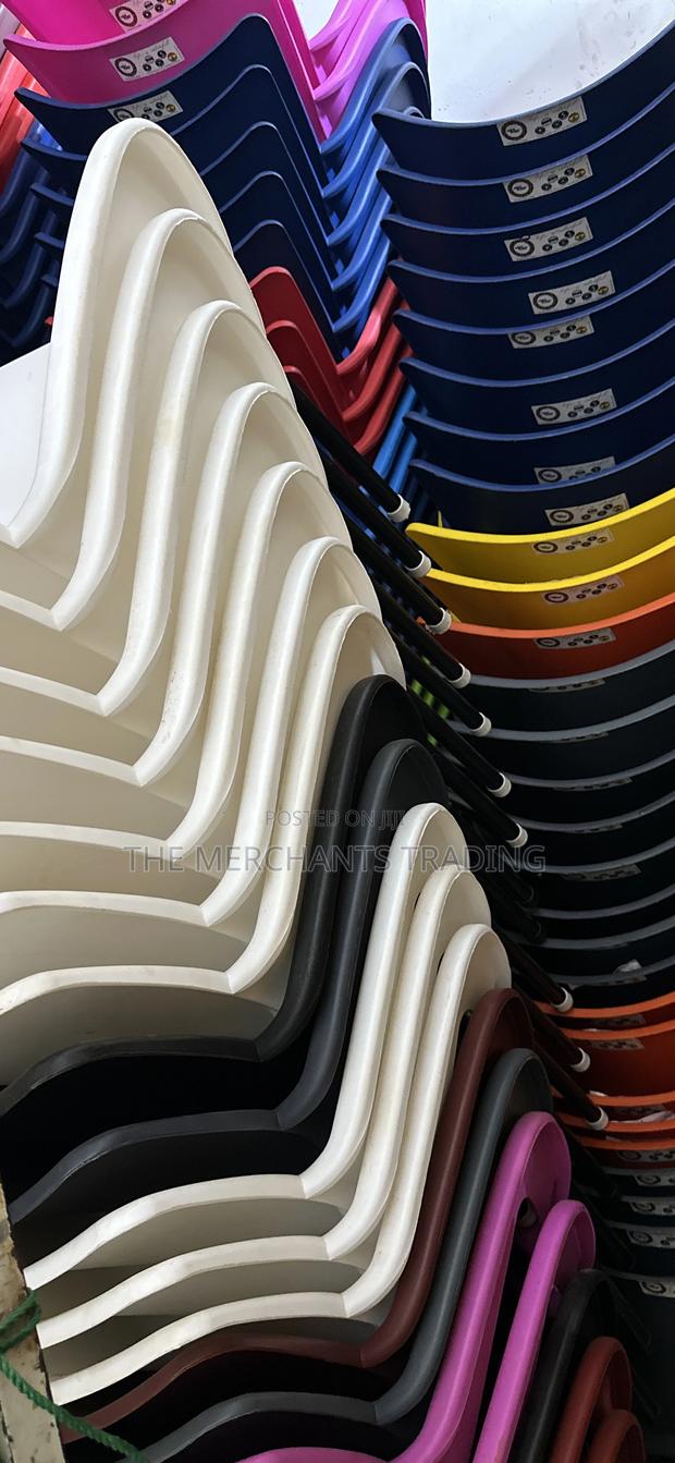 Plastic Chairs With Metal Legs · Photo 8