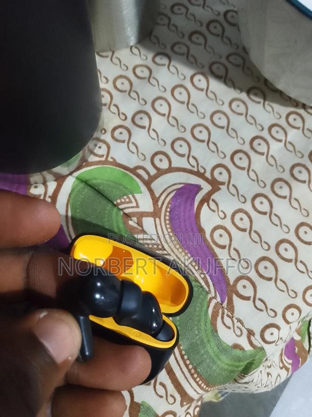 Realfit F Series Premium Earbuds · Photo 5