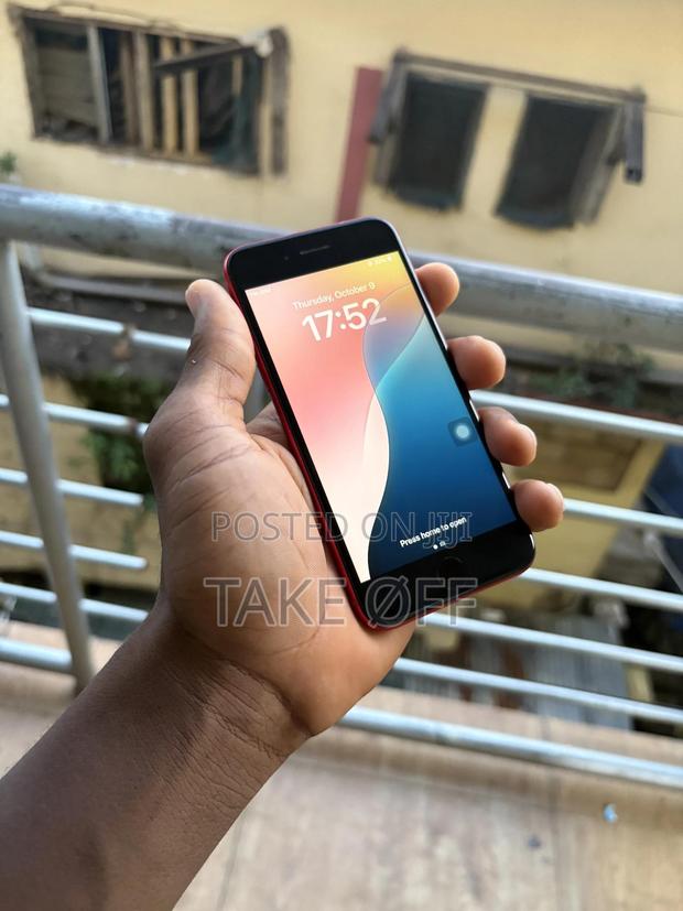 Apple iPhone SE (2020) 64 GB Red · Photo 3