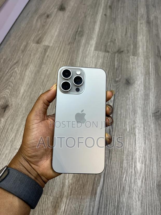Apple iPhone 15 Pro Max 256 GB Silver · Photo 4