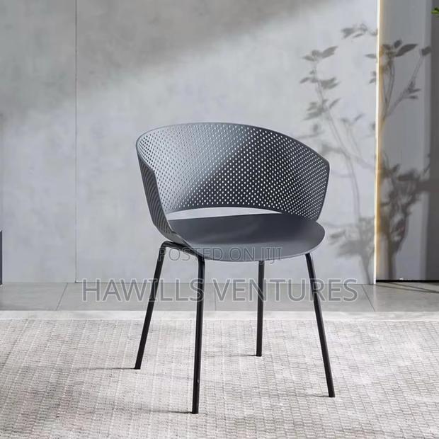 Design Plastic Chair · Photo 1