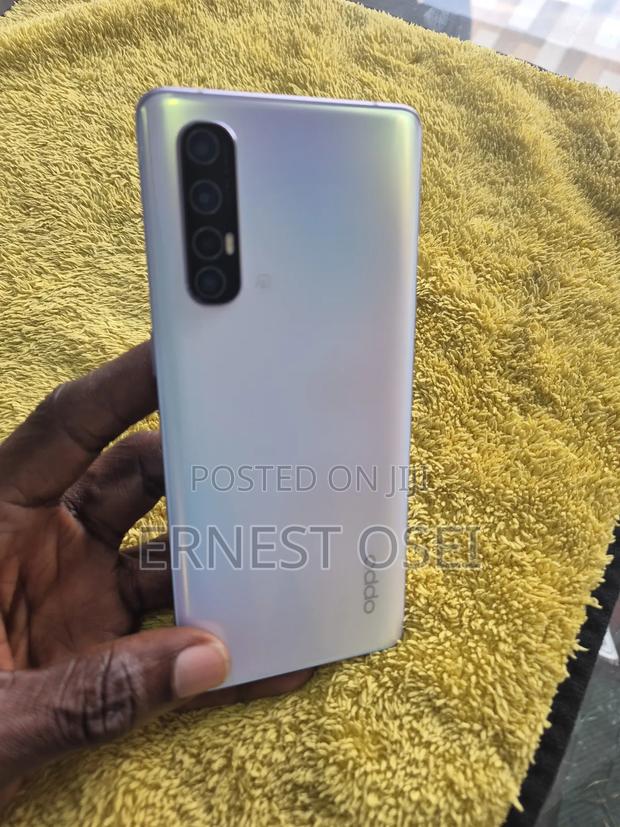 New Oppo Reno 3 128 GB Silver · Photo 2