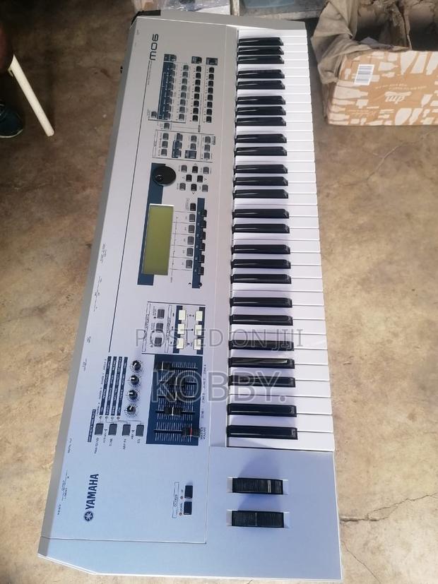 Yamaha Mo6 Keyboard · Photo 3