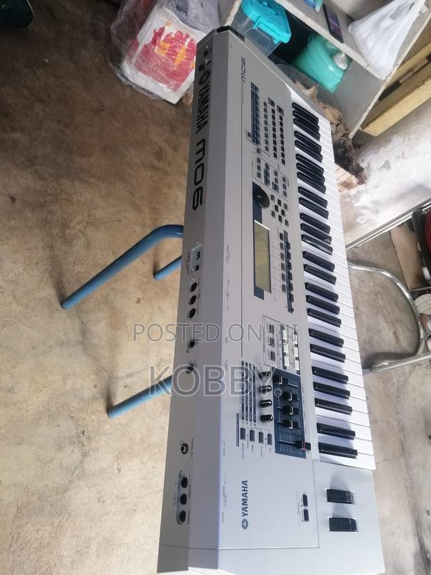 Yamaha Mo6 Keyboard · Photo 1