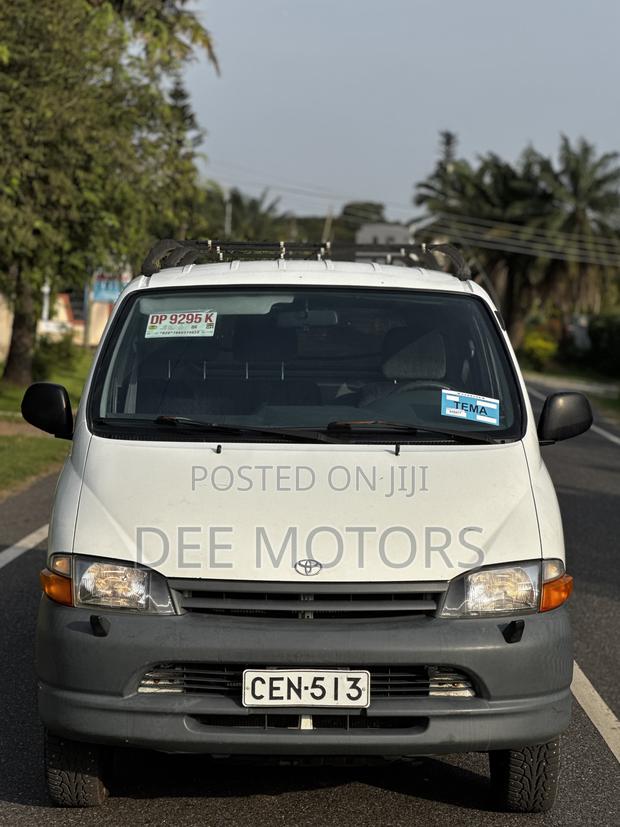 Toyota HiAce 2000 White · Photo 1