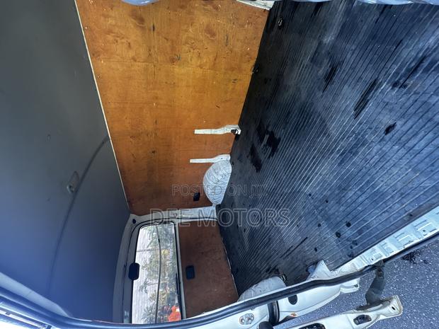 Toyota HiAce 2000 White · Photo 2