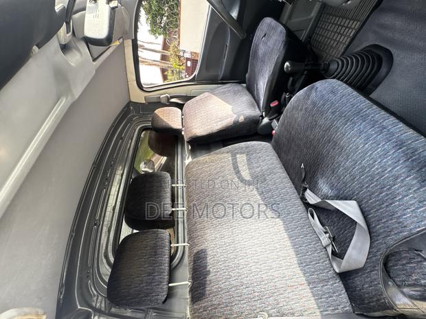 Toyota HiAce 2000 White · Photo 3