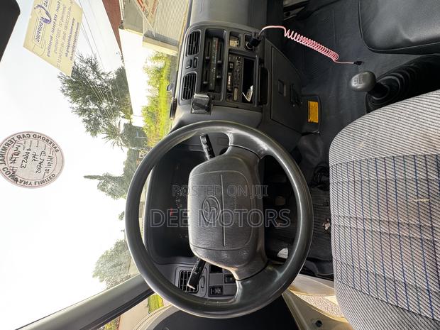 Toyota HiAce 2000 White · Photo 5