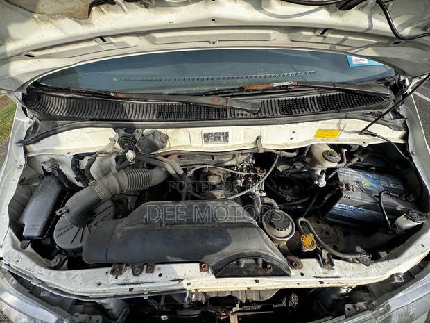 Toyota HiAce 2000 White · Photo 7