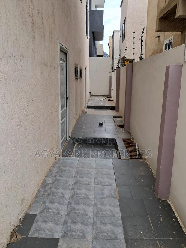 7bdrm House in Kwabenya, Pokuase for sale · Photo 3
