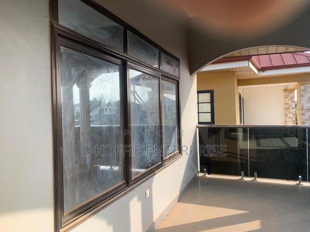 Furnished 8bdrm House in Tema Com 25 for rent · Photo 7