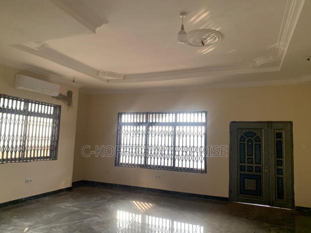 Furnished 8bdrm House in Tema Com 25 for rent · Photo 5