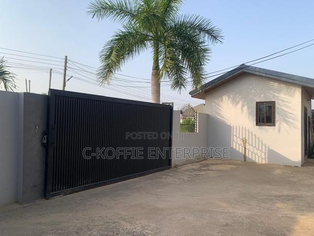 Furnished 8bdrm House in Tema Com 25 for rent · Photo 4