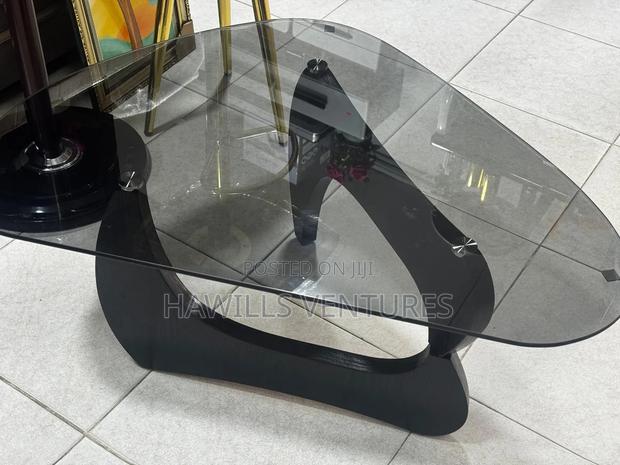 Creatuve Glass Table · Photo 1