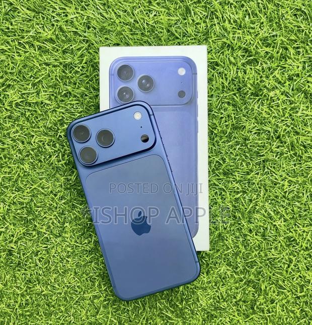 Apple iPhone 17 Pro Max 512 GB Blue · Photo 2