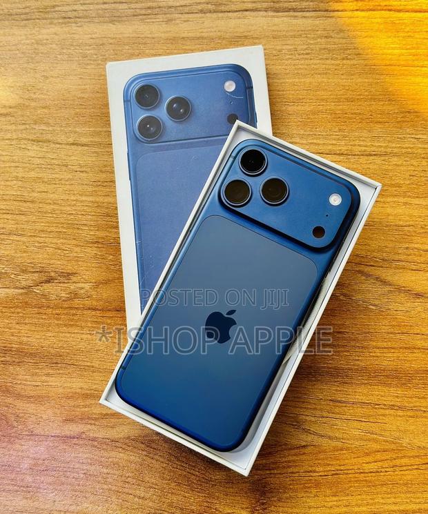 Apple iPhone 17 Pro Max 512 GB Blue · Photo 2
