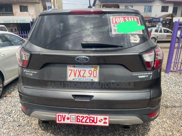 Ford Escape 2018 Gray · Photo 3