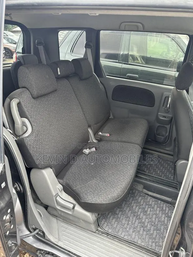 Toyota Sienta 1.5 AWD 2013 Gray · Photo 1