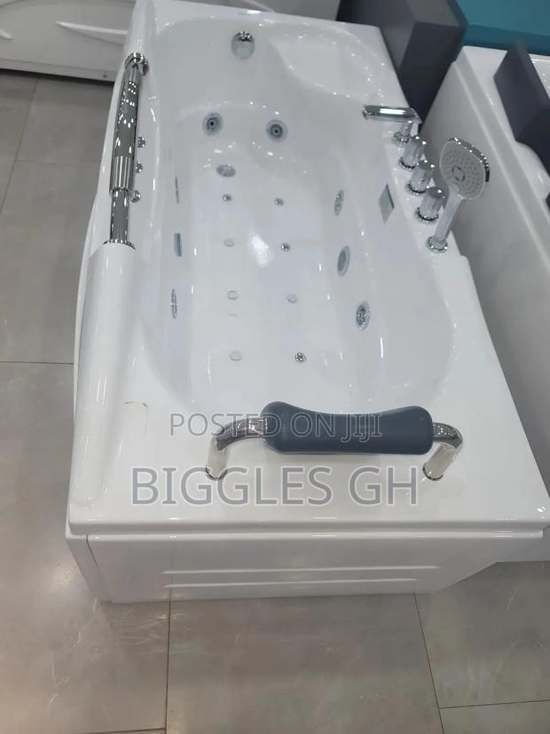 Straight Jacuzzi Bathtub · Photo 1