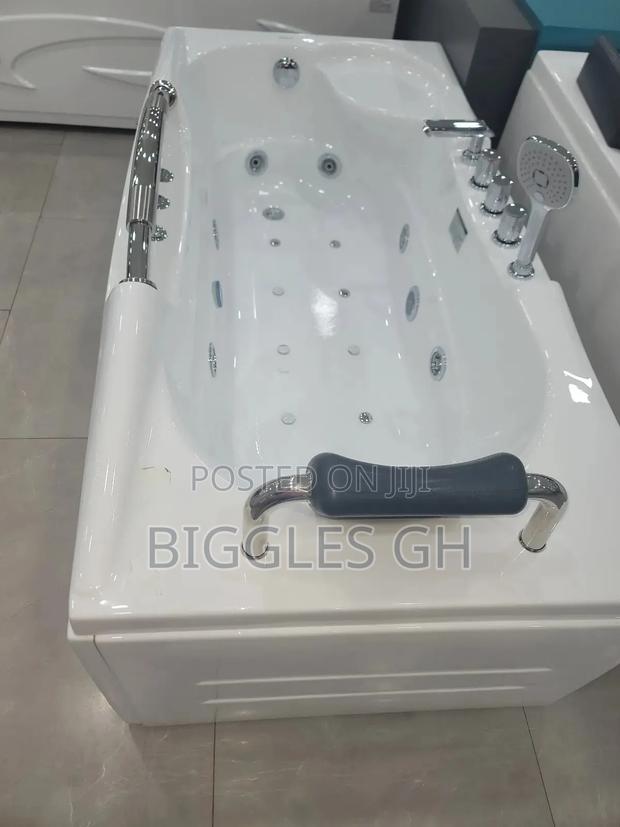 Straight Jacuzzi Bathtub · Photo 2