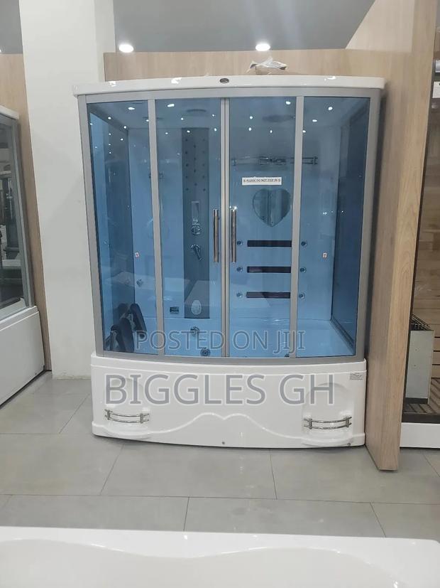 Jacuzzi Shower Room With Steamer · Photo 2