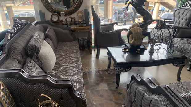 A Royal Antique Sofa · Photo 2