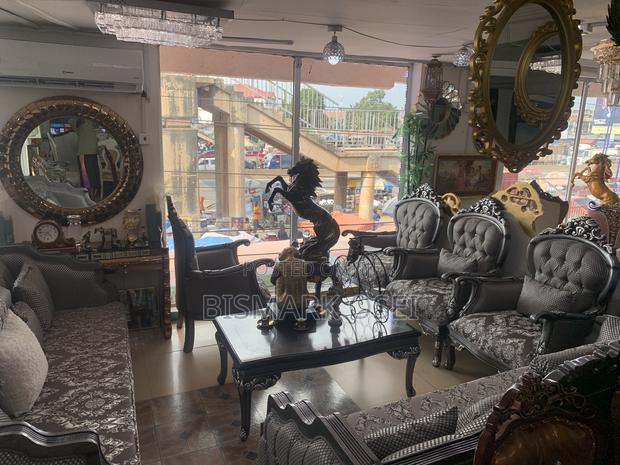 A Royal Antique Sofa · Photo 3