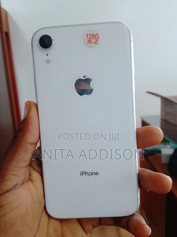 Apple iPhone XR 128 GB White · Photo 2